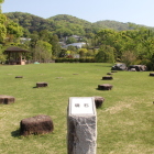 本丸跡の建物跡礎石群