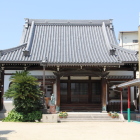 三津屋城跡に建つ光専寺本堂、合掌