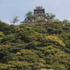 下の城麓より模擬天守を見上げる