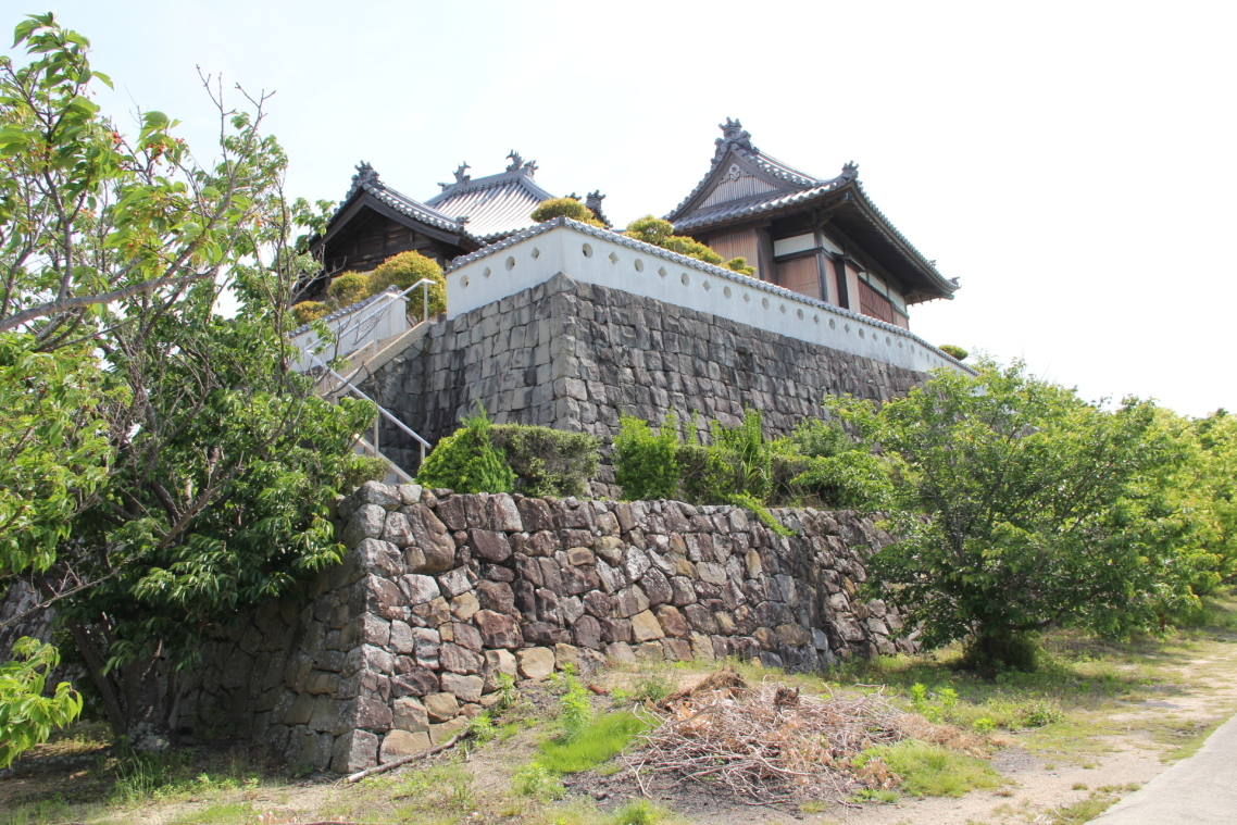 叶堂城遺構石材が使われてる南西角辺り