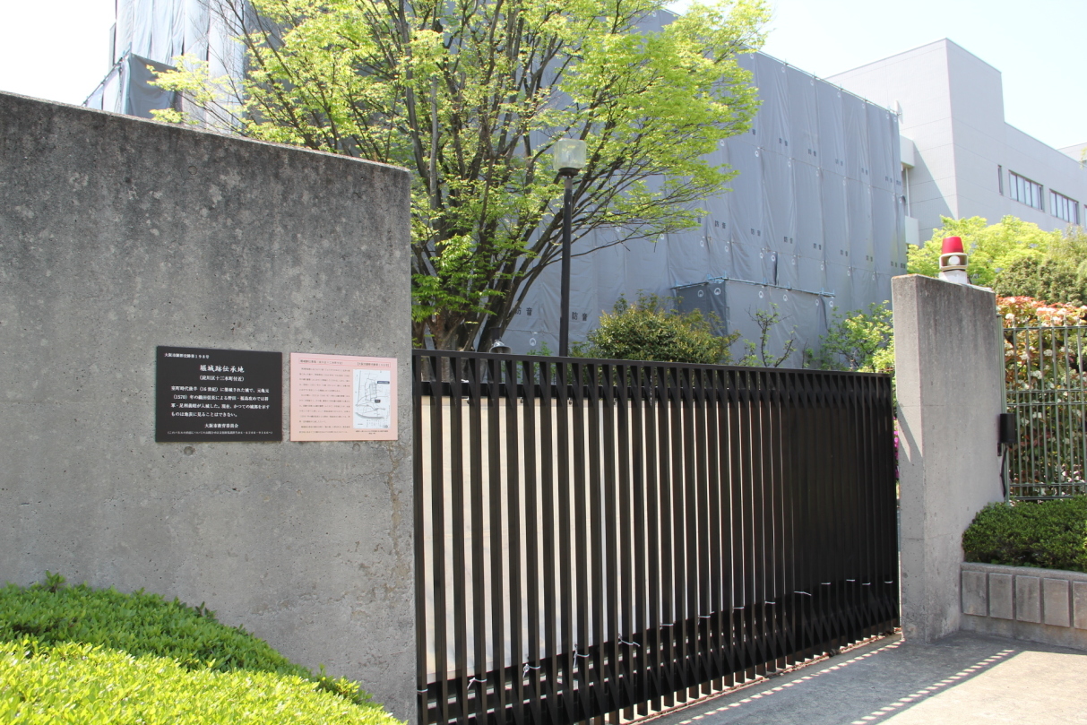 説明プレートの有る武田薬品東門