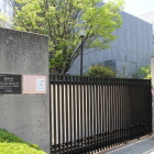 説明プレートの有る武田薬品東門
