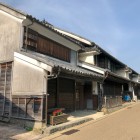 北側のうだつの建物が綱らる