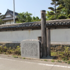 同左通りに江戸期氾濫水位痕跡標柱と案内盤