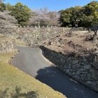 大手門跡、手前左の平地は腰曲輪