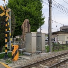 石碑を後ろから