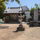 神社に石碑が立つ