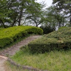 本丸土塁上の前田利長像