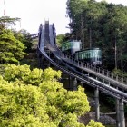 ①	公園からスロープカーを見上げる