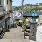 ④	龍馬通り（狭くて長い階段）