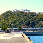 ⑨	富岡港から富岡城を見上げる