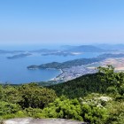 ②	山頂から玄界灘を眺める（船越の津）
