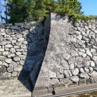 ⑧	石垣（隅部は切込接だが他は丸い）