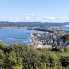 ③	本丸より富岡港と苓北町を眺める