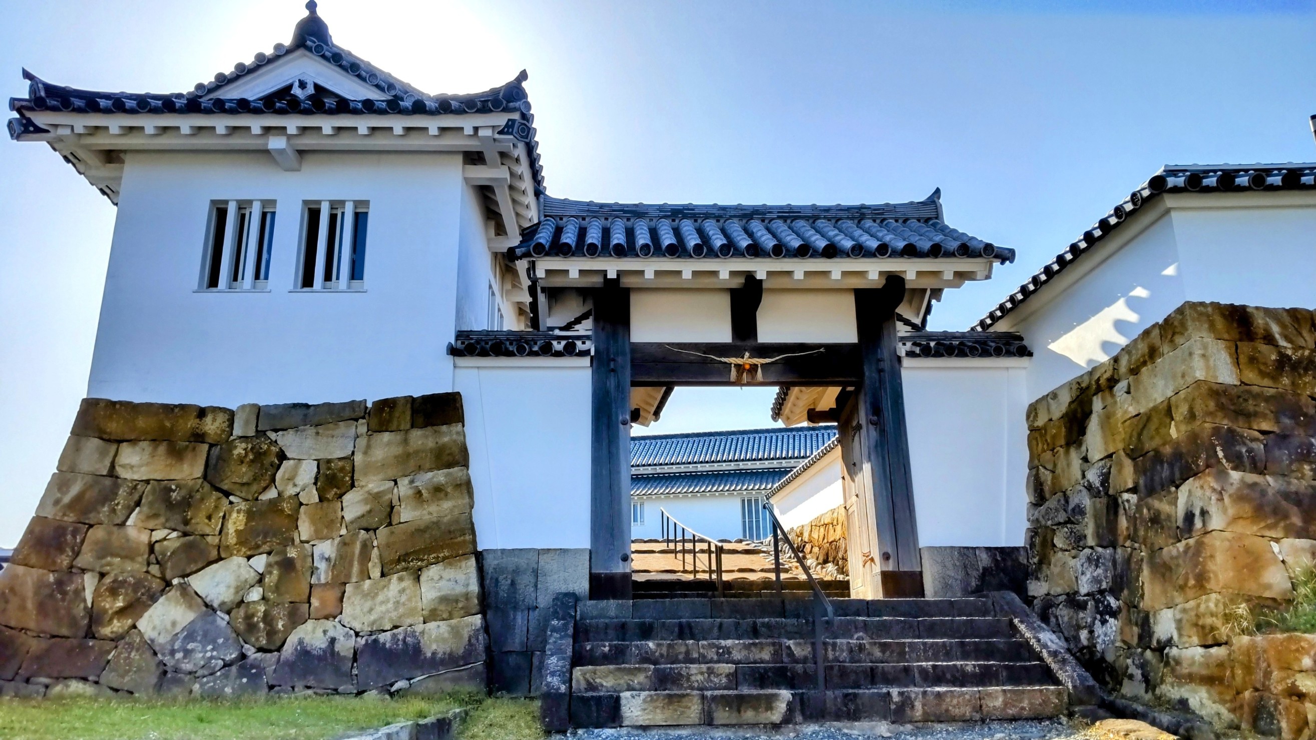 ①	本丸の高麗門