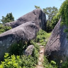 ④	山頂にある巨石