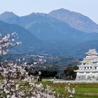 ⑥	模擬天守と雲仙普賢岳（実際にこのような天守はありません）