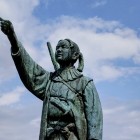 ③	キリシタン館前に立つ天草四郎