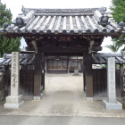 ①松見寺山門と石碑