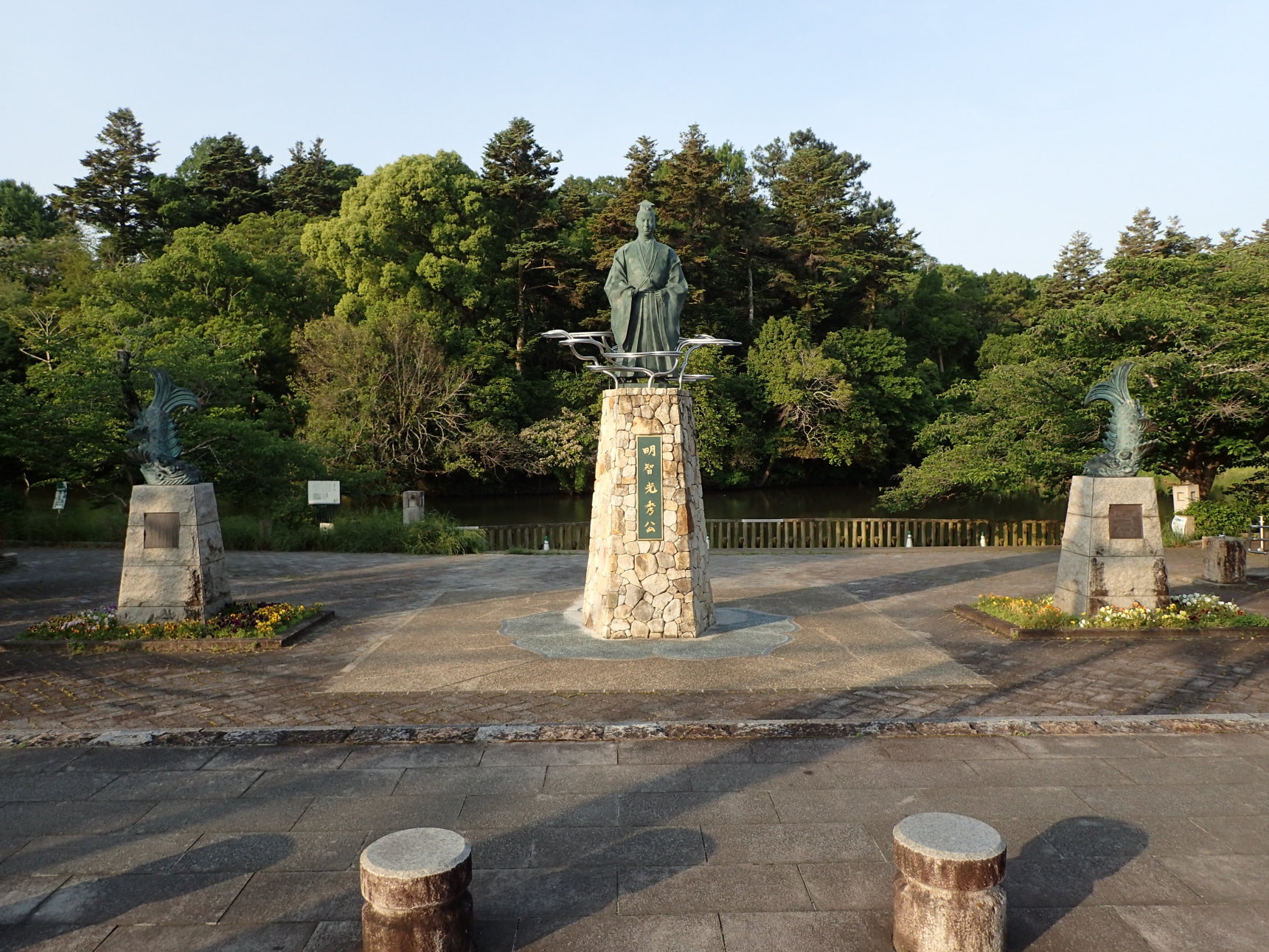 ①明知光秀公像