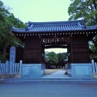 ①泊神社山門