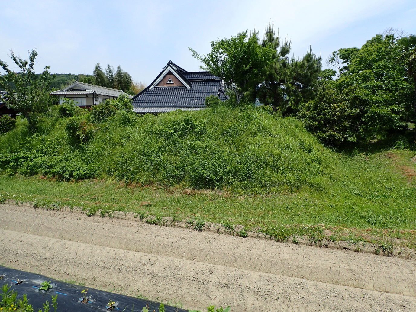 ①土塁と堀