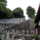 ③満願寺裏の墓地より登る白樫城