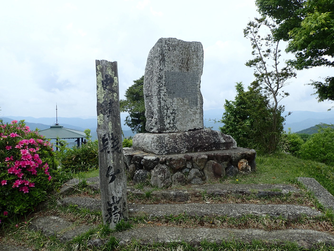 ①石碑と標柱