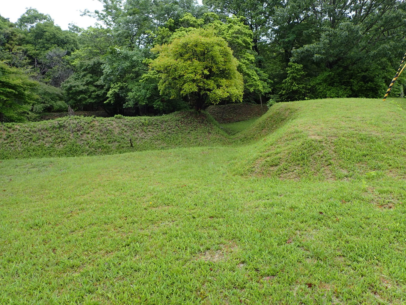 ①虎口と土塁