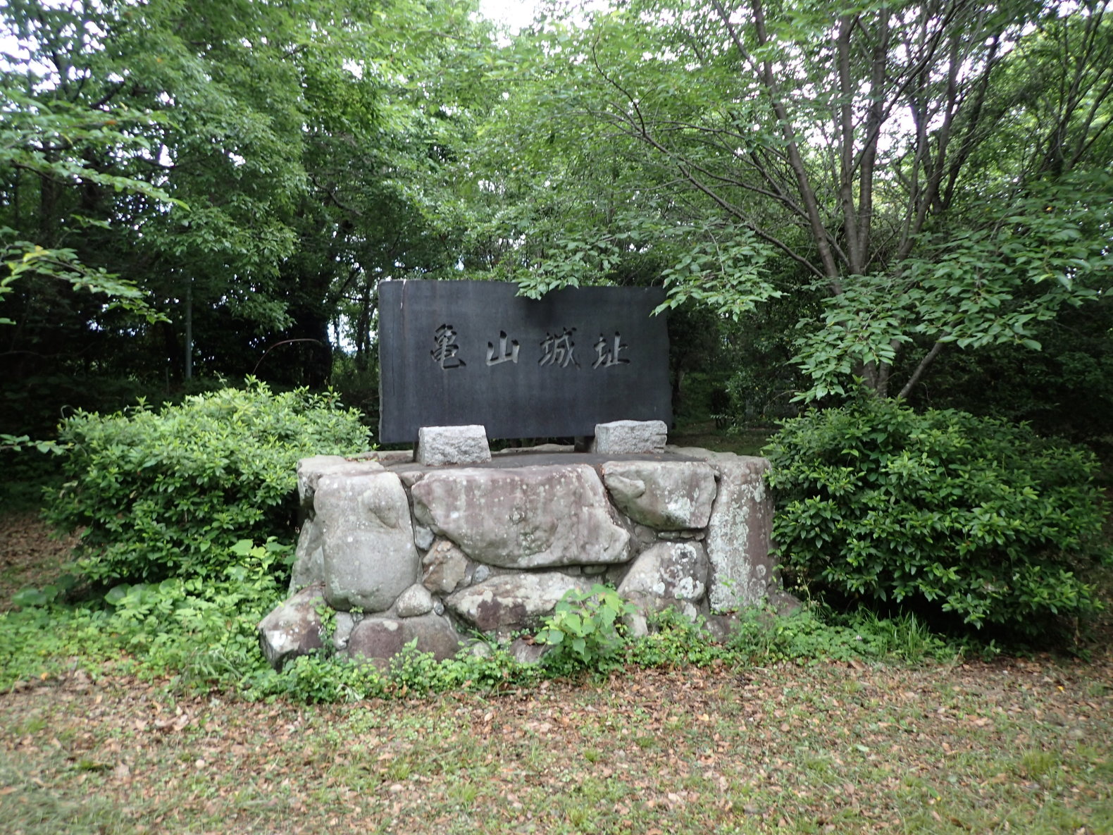 ①一郭にある城址碑