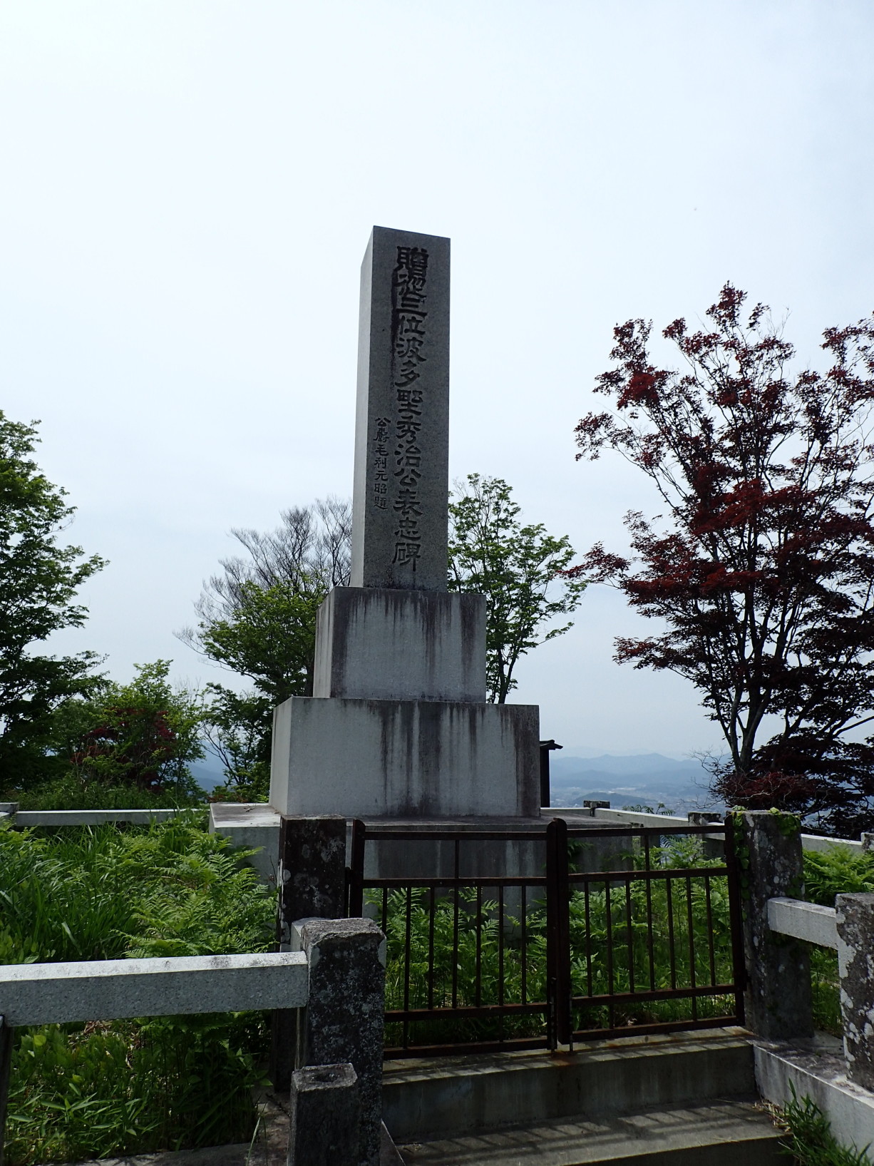 ①本丸跡にある波多野秀治公碑