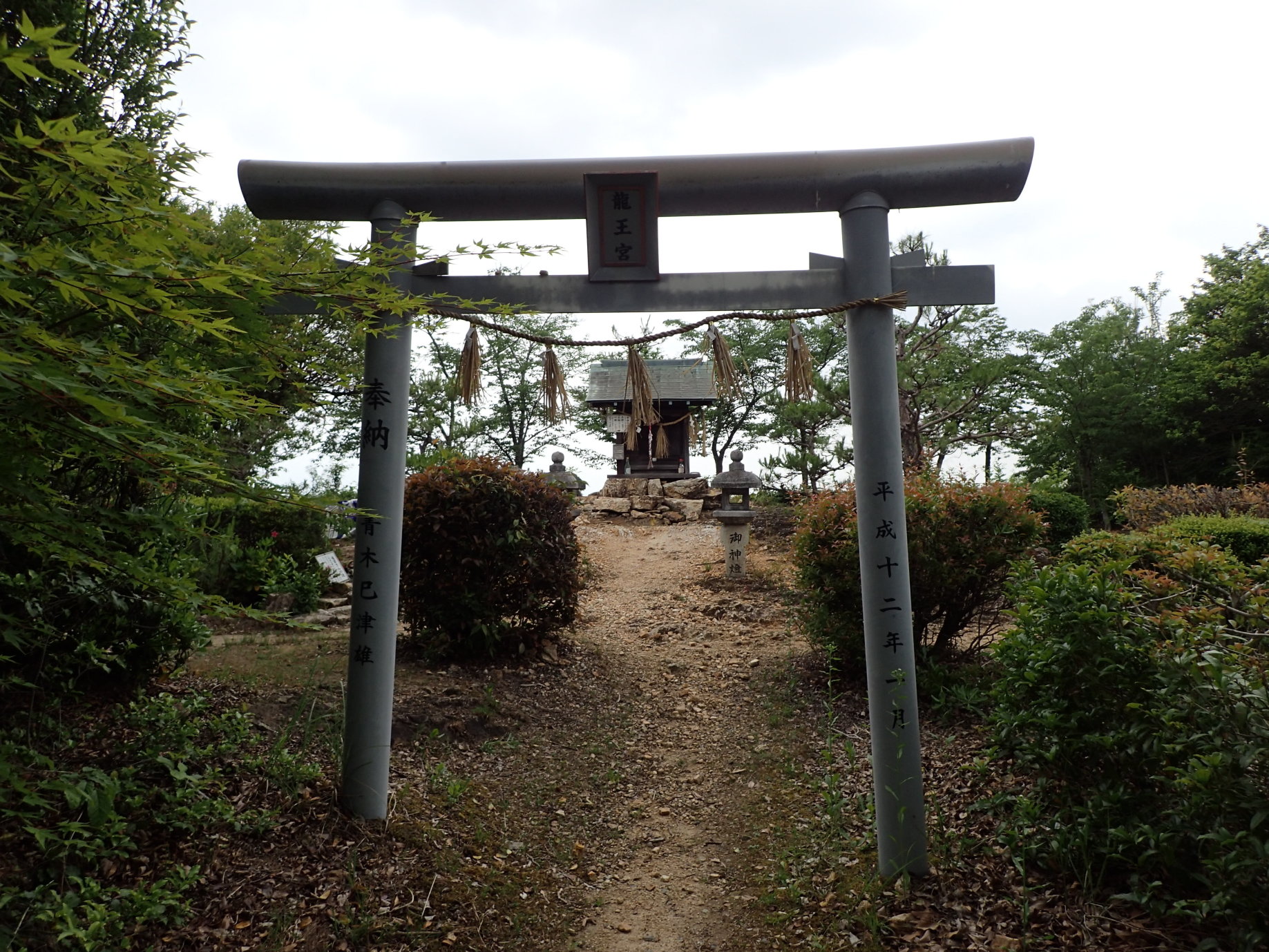 ①龍王宮と鳥居