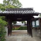 ①観音寺の山門