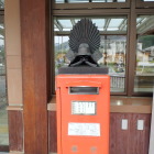 ②木ノ本駅　ポストの上に兜
