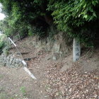 ①登城口と城址碑