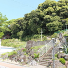 明忠院から見上げる鷲津砦推定地の丘