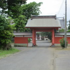 長禅寺山門、左に堀跡が