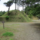 旧林家住宅斜め前の土塁