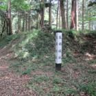 城址碑、背後が龍ヶ谷(要害・ゆうがい)