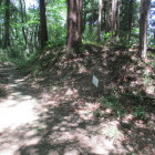 入口裏の土塁