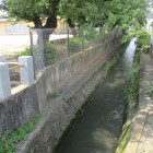 碑の左の水路