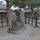 横手五郎の岩掛石