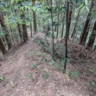 尾根に沿って続く堀切