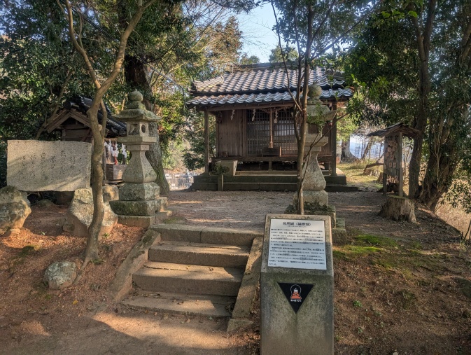 土塁の上に社がある