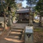 土塁の上に社がある