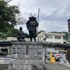 土井実平夫妻の銅像　湯河原駅前