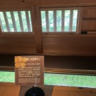 出窓の石落とし