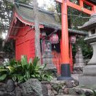 西ノ京御土居。社殿奥に御土居