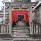 市五郎稲荷神社の参道あたりが堀跡