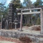 南西曲輪の九頭龍王社と十三重塔